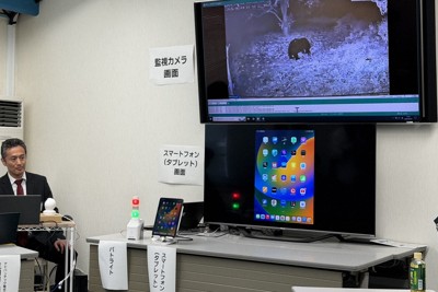 記者会見で行われたデモンストレーション。カメラの画像をAIがクマと認識すると、スマホにメールが送られ、表示灯が点灯した＝岩手県遠野市で2026年6月4日午前、佐藤岳幸撮影