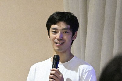 花巻東高の生徒への特別授業で質問に答える体操金メダリストの白井健三さん＝岩手県花巻市で