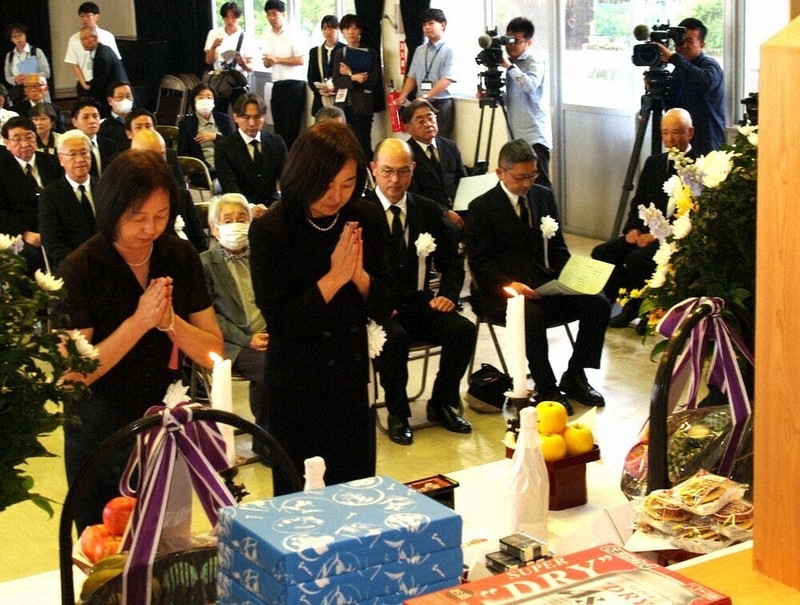 旧海軍記念・慰霊・同窓・OB会の記念章 戦艦「陸奥」爆沈1121人悼む 周防大島町で遺族ら慰霊祭 ／山口 | 毎日新聞