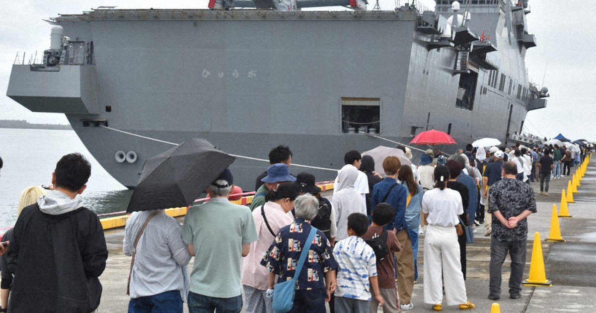 ひゅうが」の艦内満喫 高知新港 家族連れらが列 ／高知 | 毎日新聞