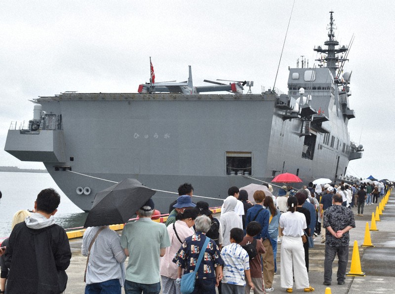 軍艦日向　軍艦新聞　艦内新聞 ひゅうが」の艦内満喫 高知新港 家族連れらが列 ／高知 | 毎日新聞