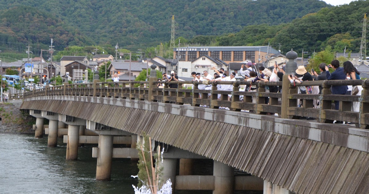 平安から続く「大幣神事」　まちの悪疫、京都・宇治川に投げ入れ
