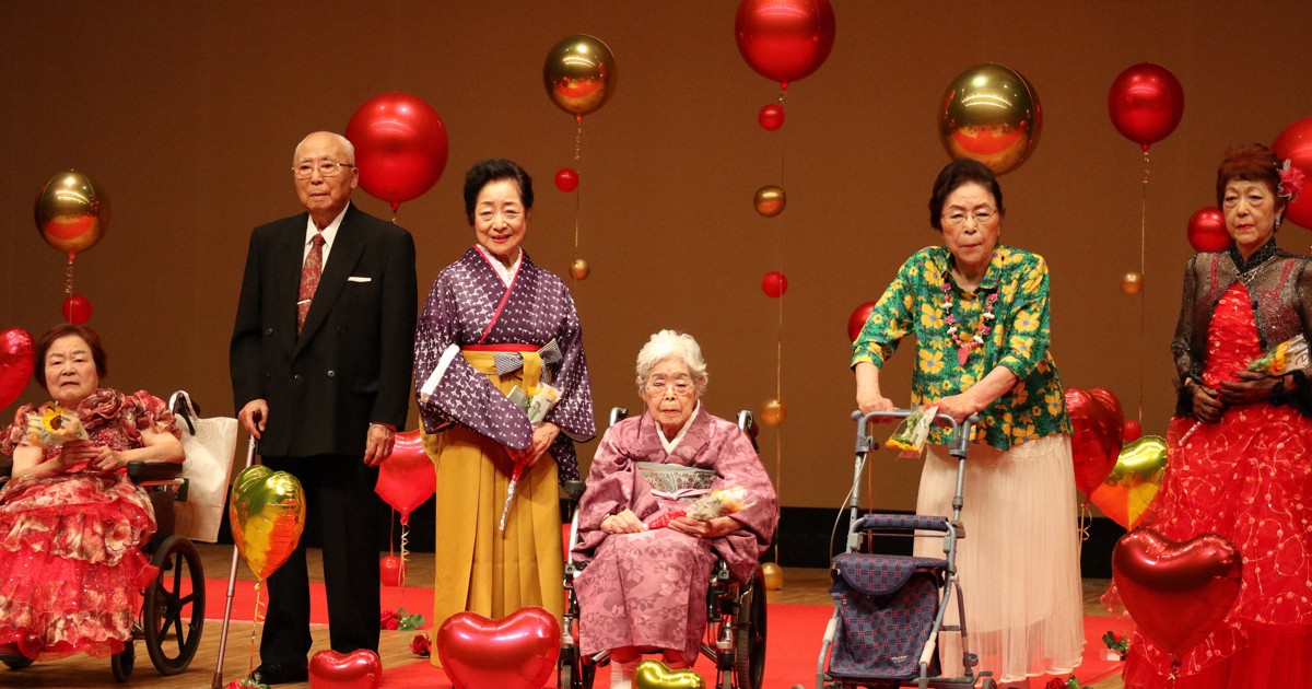 102歳、着物姿でランウエー歩く　高齢者のファッションショー