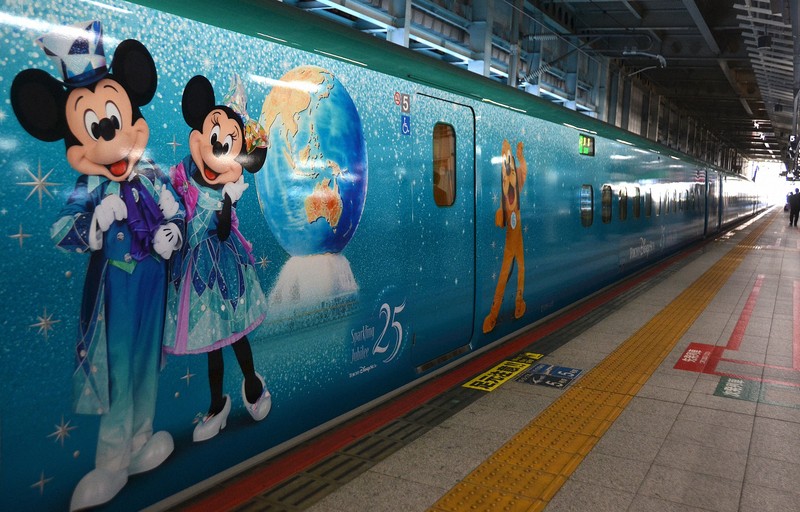 東北・北海道新幹線に東京ディズニーシー25周年記念の特別車両 [写真