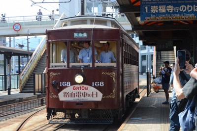 全國僅見！松山獨有的路面電車與鐵道線「鑽石交叉」