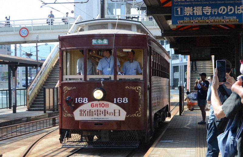 115年前に製造の路面電車走った 「168号」長崎で記念運行 | 毎日新聞
