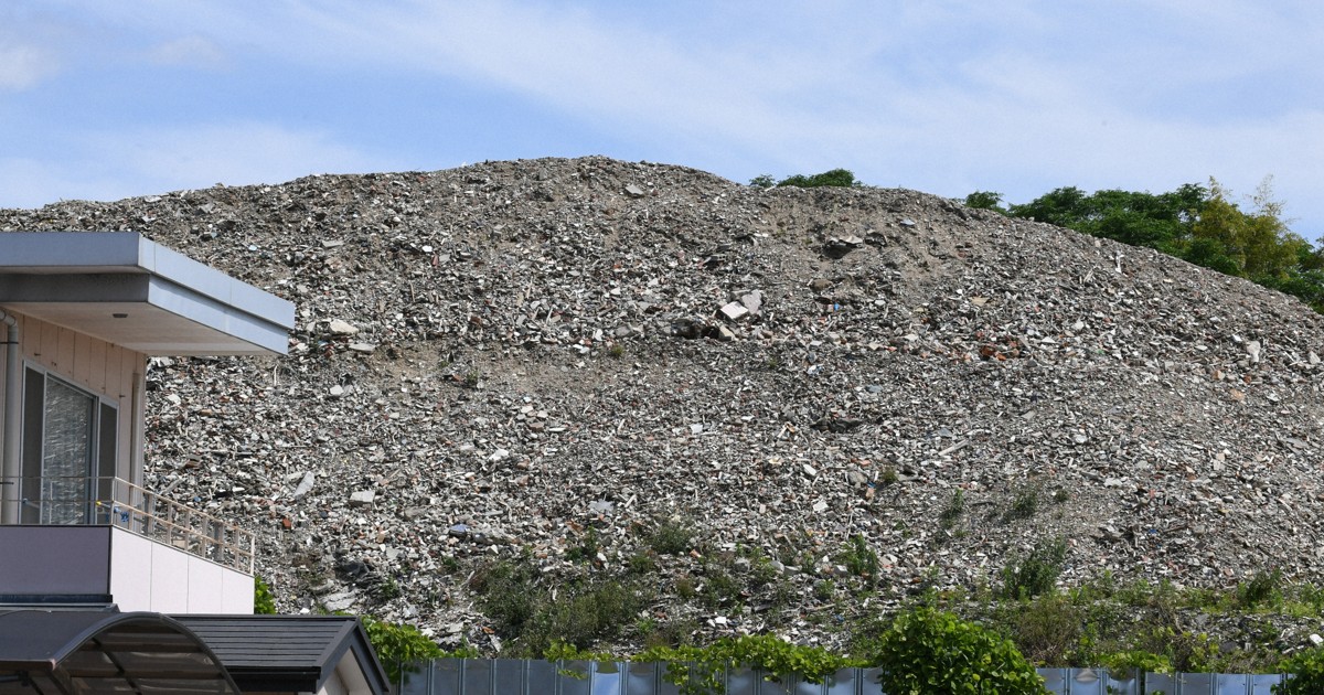 屋根より高い…京都の住宅街に大量の産廃　市が指導も廃棄続く