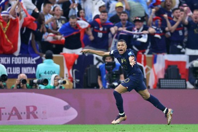 前回カタール大会の決勝でゴールを決めて駆け出すフランスのエムバペ選手＝カタール・ルサイルのルサイル競技場で2022年12月18日、宮武祐希撮影
