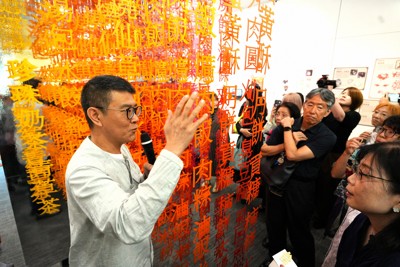 日本畫家楢岡八穗耗時20年以蛤蜊殼繪製《源氏物語》貝繪展