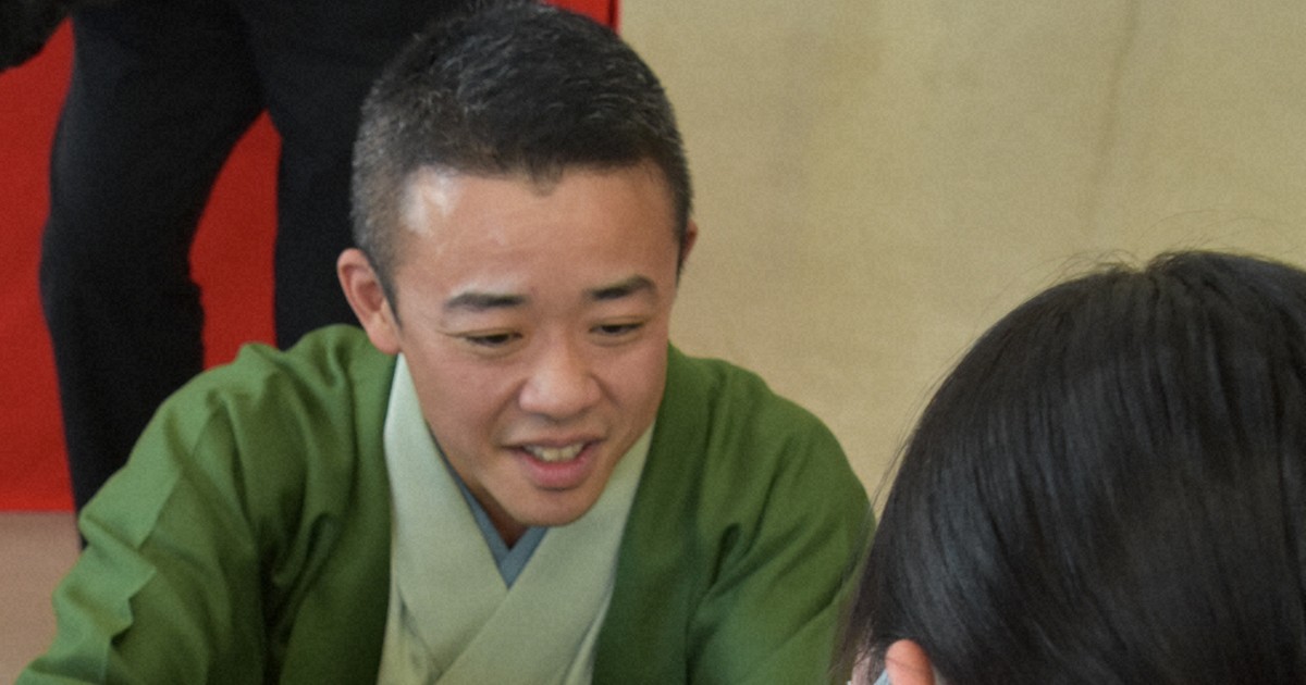 聞いて触って落語楽しむ　盛岡視覚支援学校で鑑賞イベント