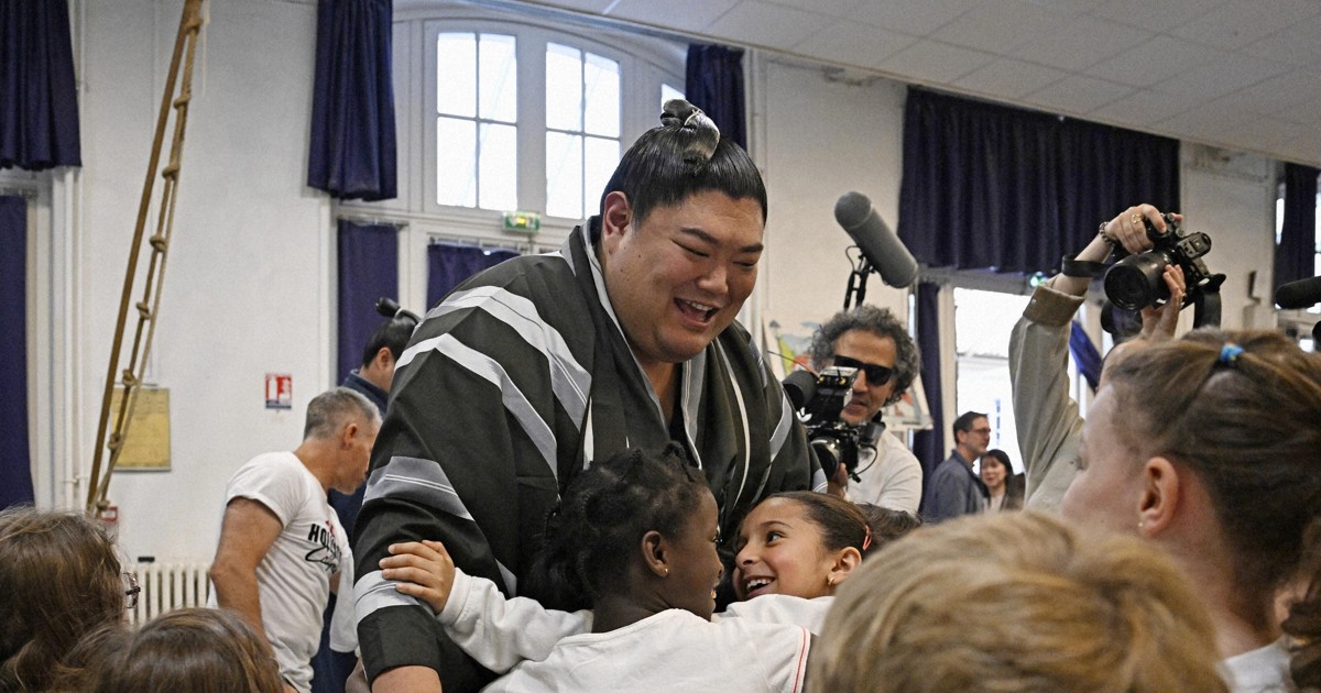 Sumo: Wakamotoharu, Abi mingle with Paris schoolchildren before tournament
