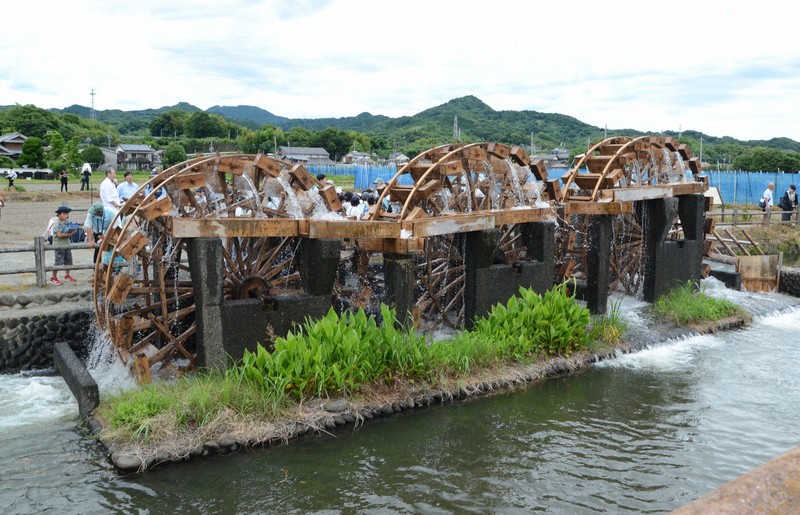 現役で国内最古、「三連水車」稼働 水田35ヘクタールに水供給 | 毎日新聞