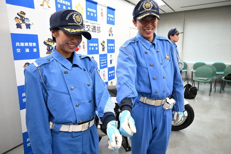 夏の乗車服、快適に 兵庫県警白バイ隊、素材こだわり開発2年 | 毎日新聞
