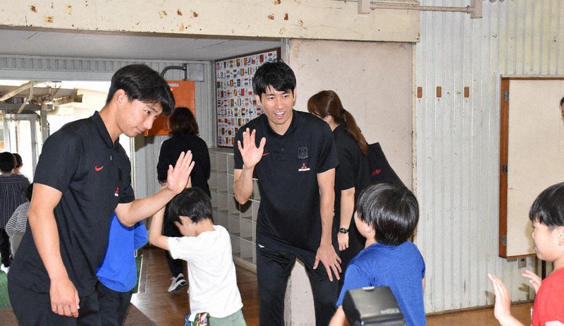 サッカー J1 華麗な技に児童ら歓声 レッズ2選手と交流 さいたま・高砂 サッカー J1 華麗な技に児童ら歓声 レッズ2選手と交流 さいたま・高砂