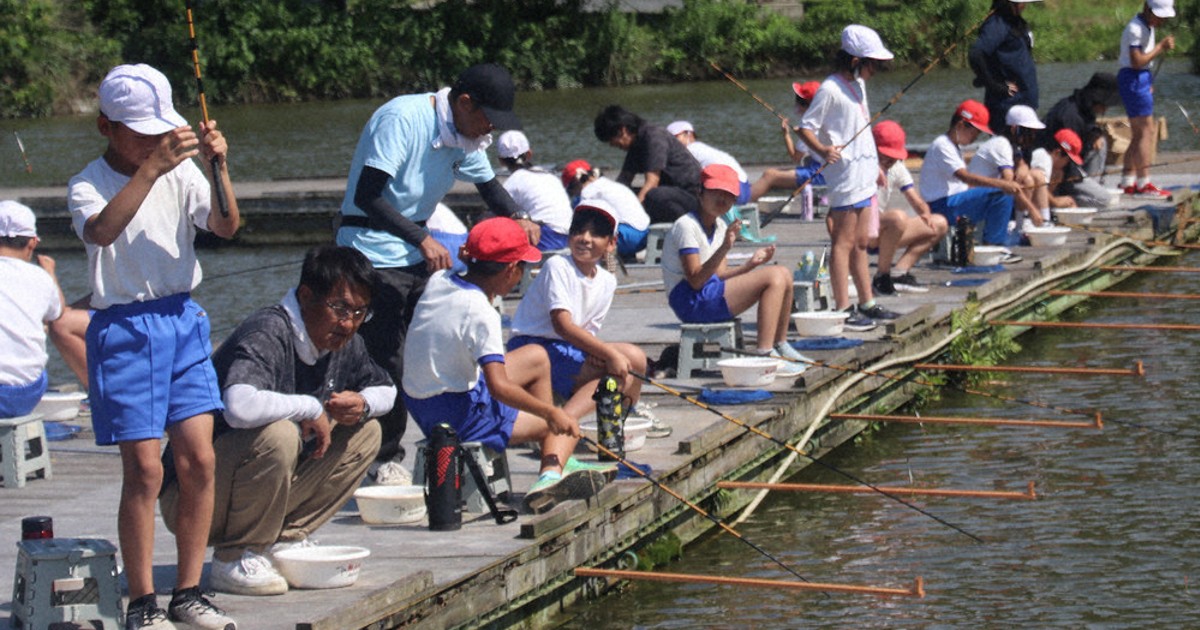 ヘラブナの振動、来たー！ 学文路、清水両小6生 橋本・隠れ谷池で釣り