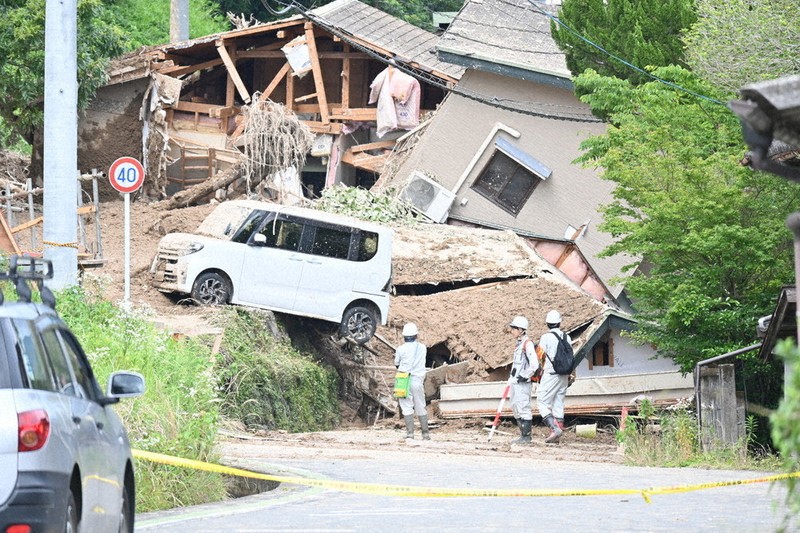 土砂崩れで住宅被害 1人重傷、30人避難 九重 ／大分 | 毎日新聞