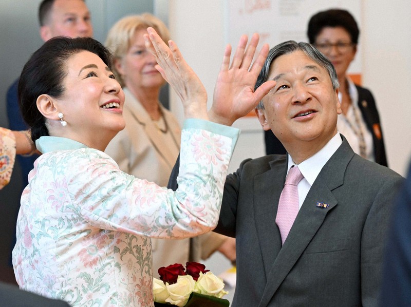銅製、天皇皇后像　【誰かわかりません。】（天皇の台座に若干の欠けあります）。 天皇、皇后両陛下 「プリンセス・マキシマ小児がんセンター」訪問