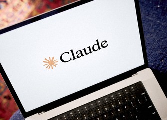 銀行業務はAIによって大きく変わりつつある。写真はアンソロピックのAIモデル「クロード」のロゴ=Bloomberg