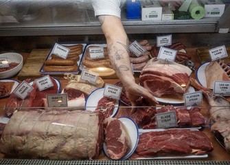 若年層が高たんぱくブームをけん引= 米ニューヨークの精肉店で、Bloomberg