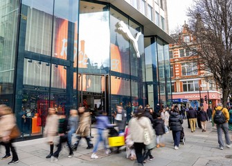 ロンドンの「プーマ」店舗。中国アンタが株式29%を取得した=Bloomberg