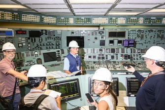 閉鎖されたスリーマイル島原発で報道陣の取材に応じるコンステレーション・エナジーの執行副社長兼発電部門最高責任者のブライアン・ハンソン氏(2024年) =Matt Roth for WSJ