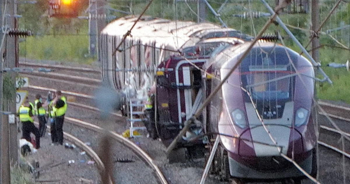 「爆発に巻き込まれたかと」 英で列車同士が衝突、1人死亡89人負傷