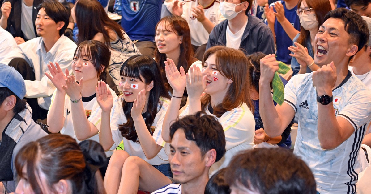 福岡・天神のビルでPV、得点のたびに大歓声 サッカーW杯