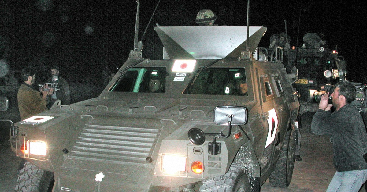 余録：迷彩服を着た陸上自衛隊員は一様にこわ張った表情を浮かべていた