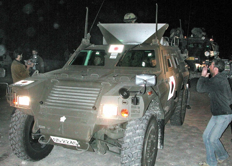 余録：迷彩服を着た陸上自衛隊員は一様にこわ張った表情を浮かべていた