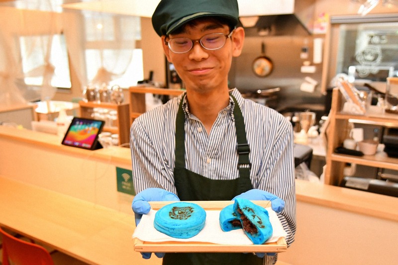 大阪店家推「藍色銅鑼燒」與「國家代表隊特調飲」 應援日本隊踢世界盃