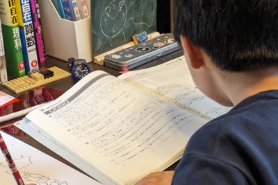 匠さん（仮名）が勉強する時には、母の佐々木純子さん（同）が隣に座り、いつも付き添った＝純子さん提供