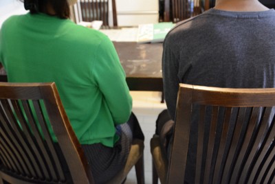長女みどりさんの中学受験について語る園田明美さん（左）と夫の正和さん（いずれも仮名）＝東京都内で2026年4月22日午後8時24分、加藤栄撮影
