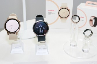シャープが同社初のスマートウオッチ「からだメイトWatch」(左)を7月9日に発売する。右は同日発売予定のスマートリング「からだメイトRing」=記事中の写真はすべて筆者撮影