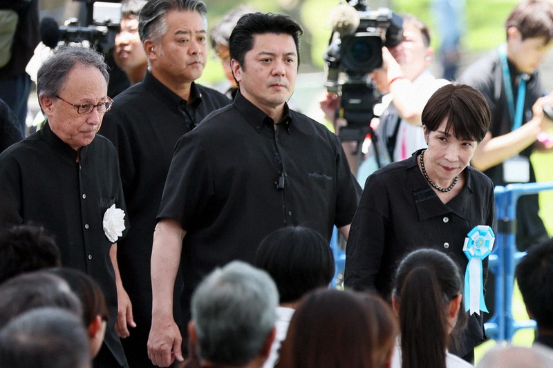 沖繩全體戰歿者追悼式上，高市首相致詞遭「反戰」、「守護憲法九條」等喝倒采