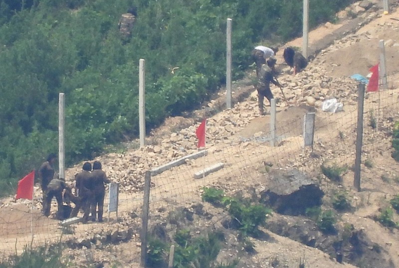 北朝鮮、軍事境界線80メートルに鉄柵 韓国軍「協定違反」と反発 | 毎日新聞