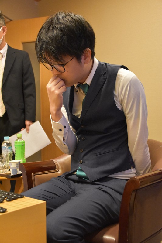 碁聖戦挑戰者佐田篤史七段首局獲勝,擊敗井山裕太碁聖