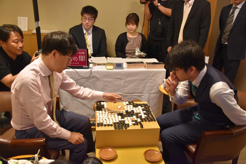 碁聖戦挑戰者佐田篤史七段首局獲勝,擊敗井山裕太碁聖