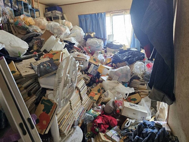 特集ワイド：遺品整理業者の思い／上 50代男性が「孤独死」 同居の80代