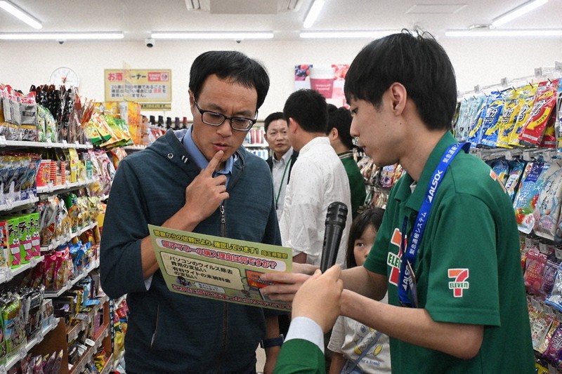 詐欺や強盗に備え 加須 コンビニで模擬訓練 ／埼玉 | 毎日新聞