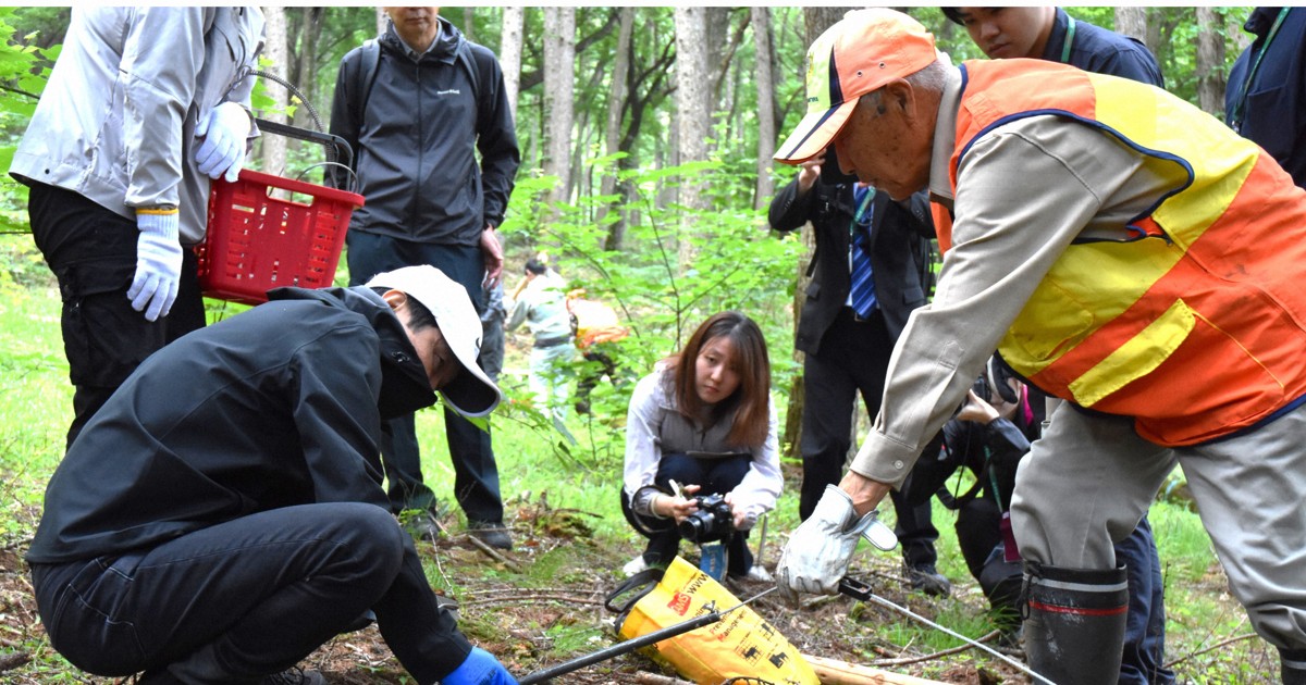 群馬のクマ撃退チーム、わな設置研修　免許取得の山本知事も参加