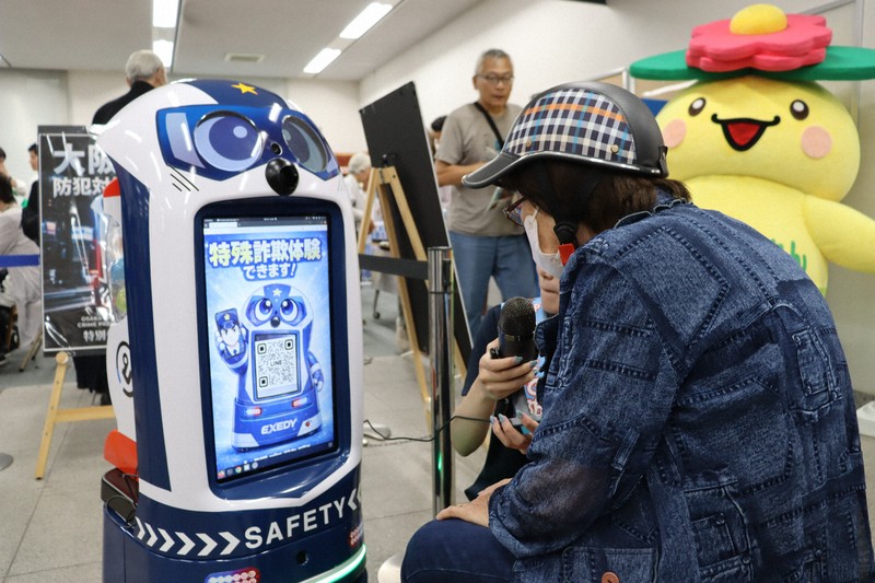 ログイン画面見せて」 詐欺師役はAIロボ、リアルな手口体験 | 毎日新聞