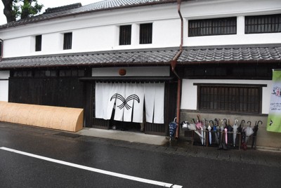 老舗酒造、熊本地震で大規模半壊の蔵を観光施設に 飲み比べも | 毎日新聞