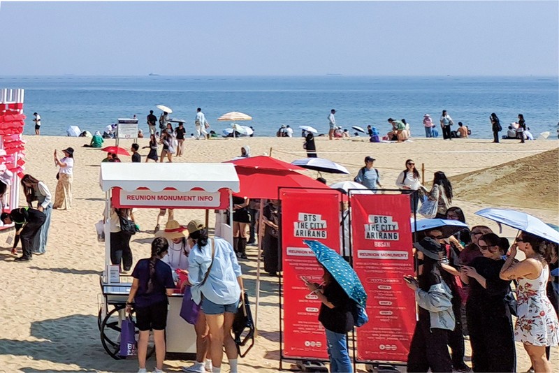 釜山の海雲台ビーチでBTSにメッセージを残すファンたち（筆者撮影）