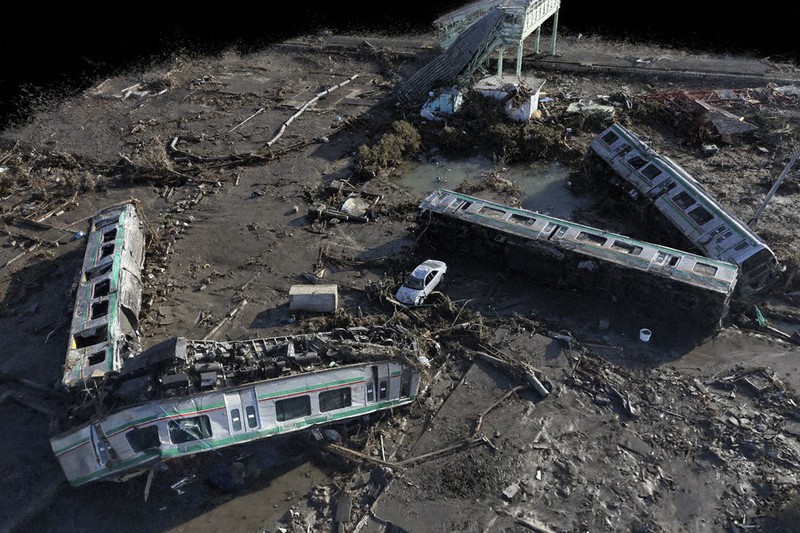 東日本大震災15年：新地駅に津波 電車被害を3D解析 跨線橋衝突 80
