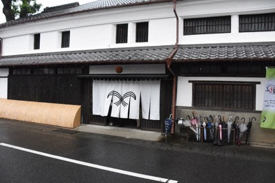 老舗酒造、熊本地震で大規模半壊の蔵を観光施設に 飲み比べも | 毎日新聞