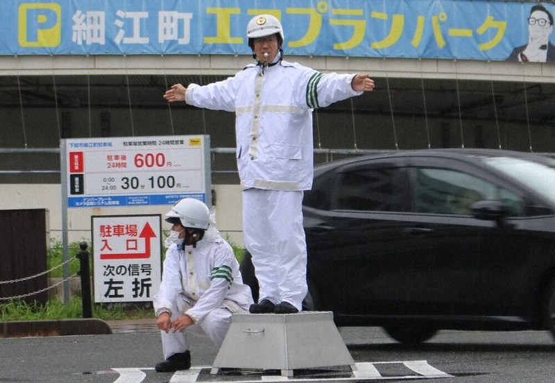 手信号とホイッスルで誘導 信号機停止想定 下関署が訓練 ／山口 | 毎日新聞
