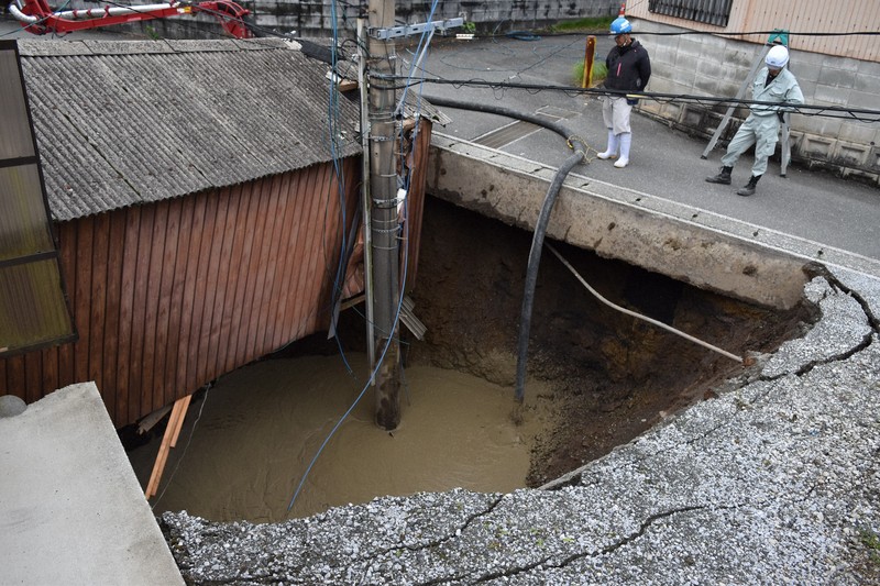 福岡地面陥沒，山口土砂崩塌，疑因連日大雨影響