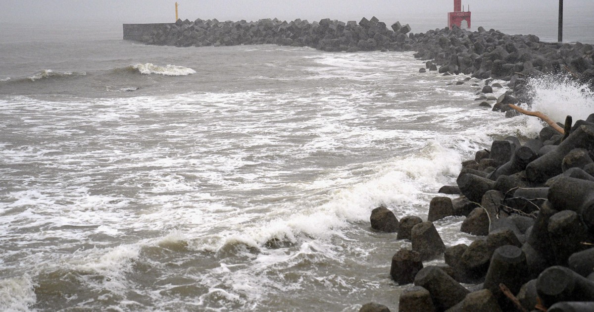 2 typhoons pass along Japan's Pacific coast, 1 dead in landslide