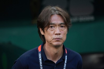 韓國隊世界盃敗北，總教練洪明甫返國遭球迷怒罵，選任過程疑遭不當干預
