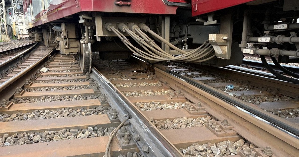 近鉄京都駅の脱線事故、復旧のめど立たず　2、3両目が脱線